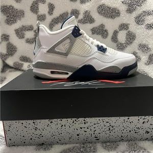 Jordan 4 midnight Navy-size 6 1/2 youth
